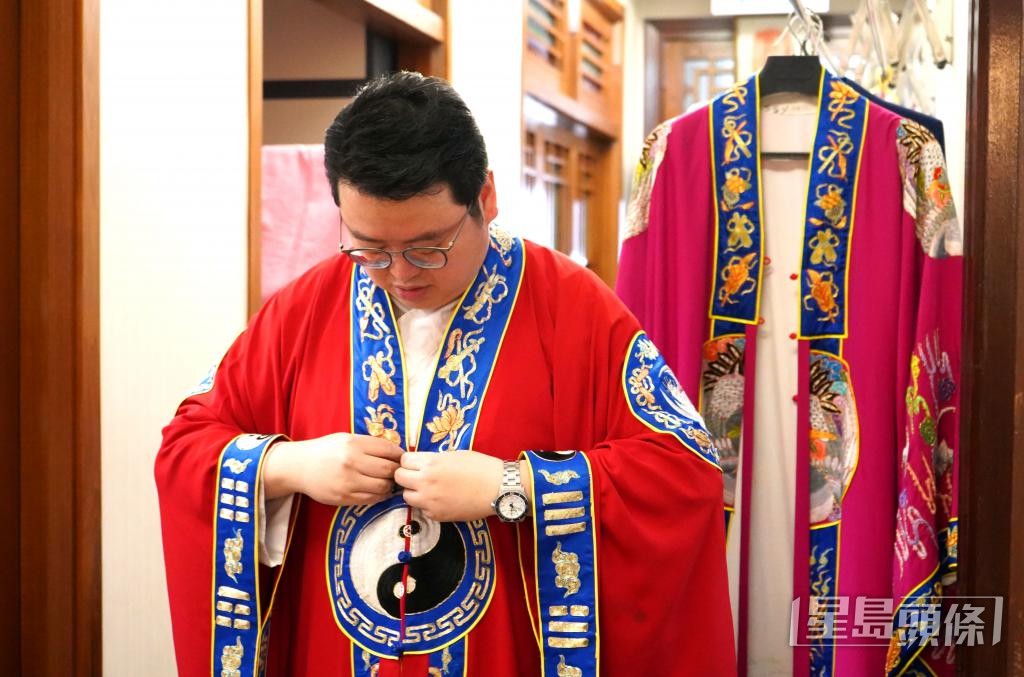 馮耀中謹慎地穿上道袍，準備參與「科儀」。