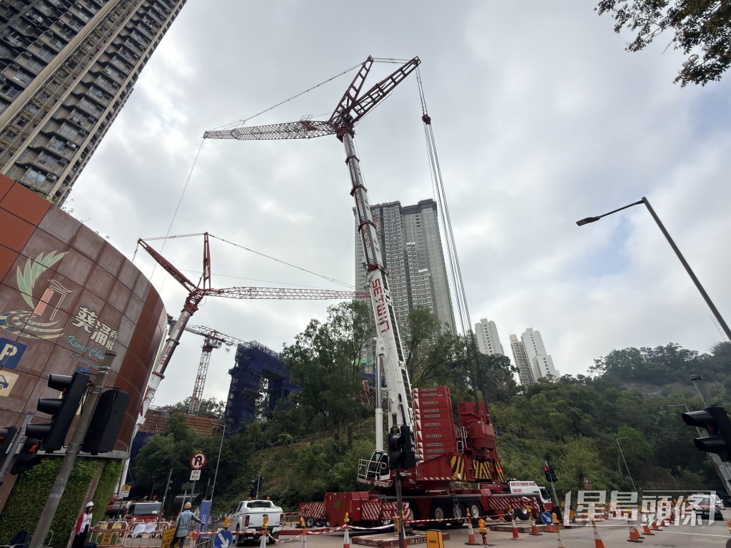 葵涌大窩口道一個公屋地盤上周四(19日)發生天秤倒塌奪命意外。 葵涌大窩口道一個公屋地盤上周四(19日)發生天秤倒塌奪命意外。