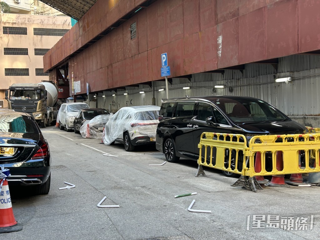 現場停泊多部私家車。
