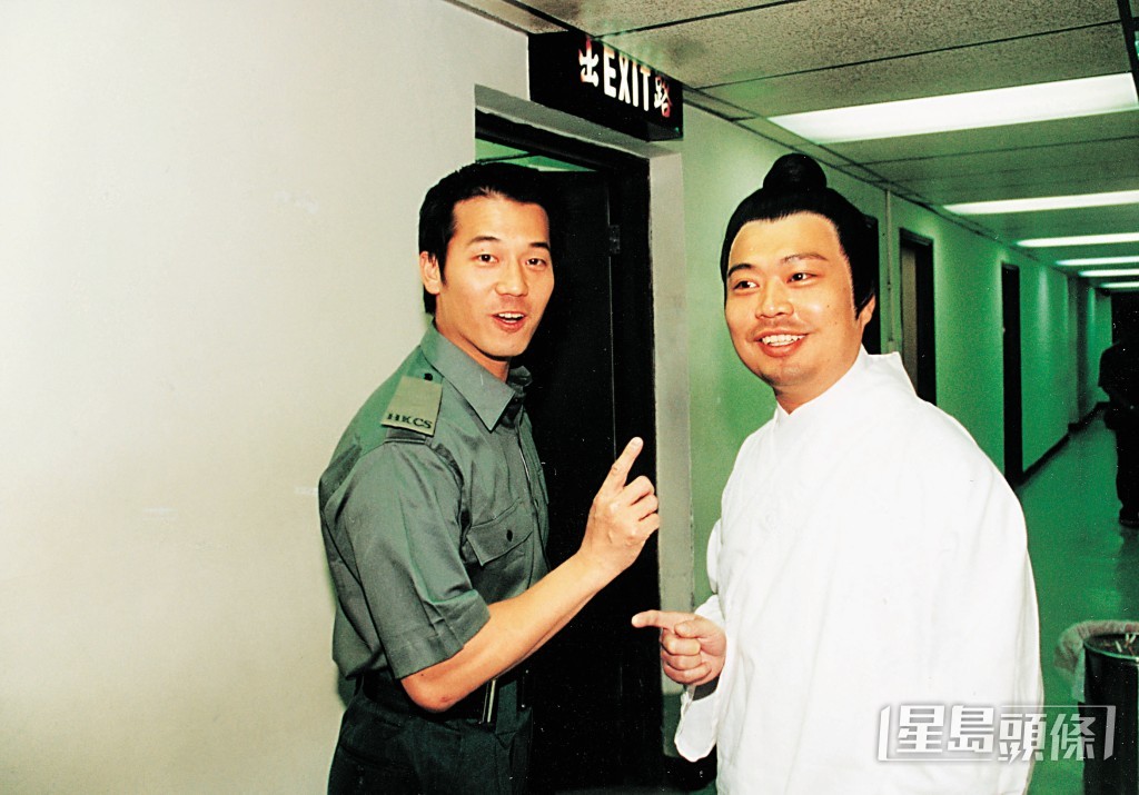 欧锦棠2000年离巢亚视过档到TVB，由于要“过冷河”因此直至2001年才正式加入TVB。