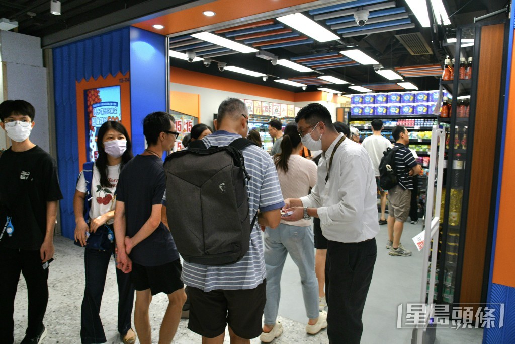不少街坊到新商場探路。 不少街坊到新商場探路。