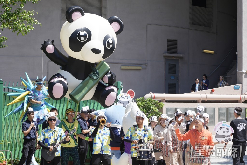 海洋公園工作人員迎接運送安安及可可的車隊。歐樂年攝