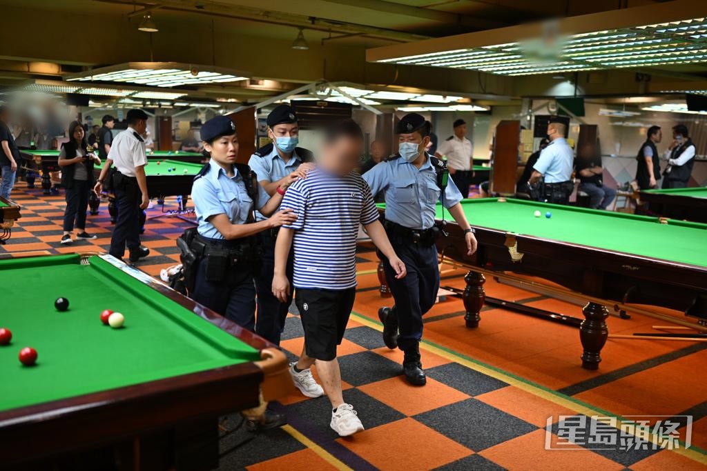 在娛樂場所帶走可疑人士。