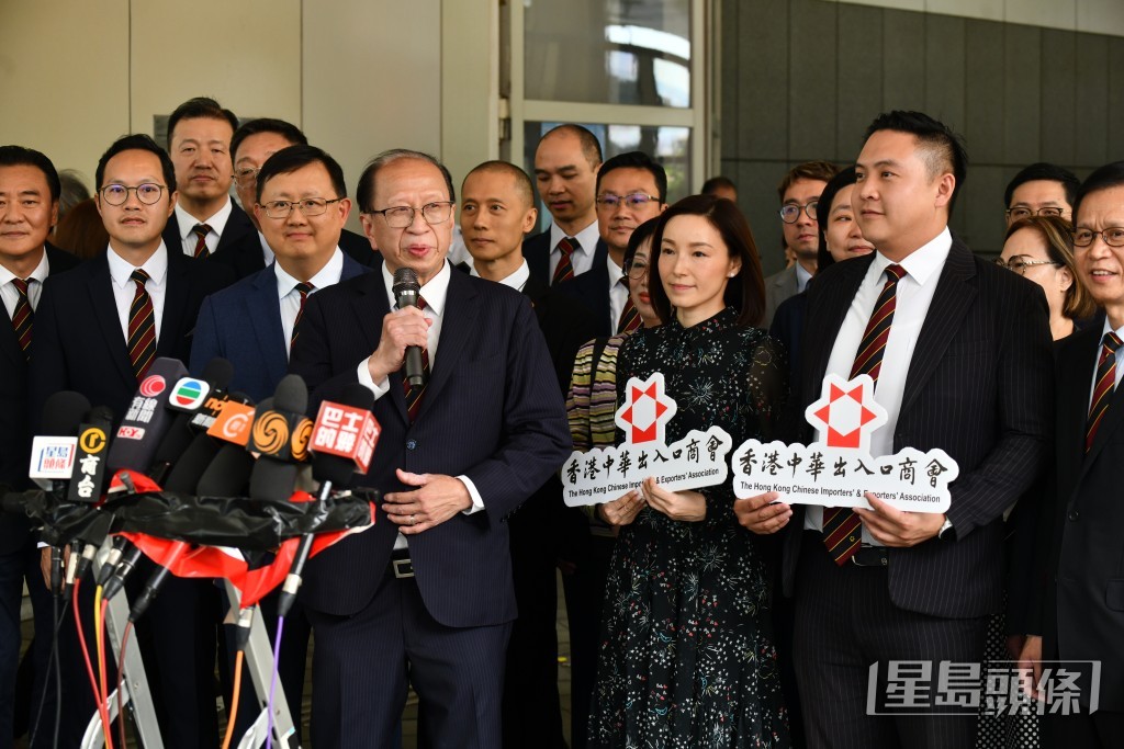 香港中華出入口商會會長貝鈞奇(左三)。 香港中華出入口商會會長貝鈞奇(左三)。