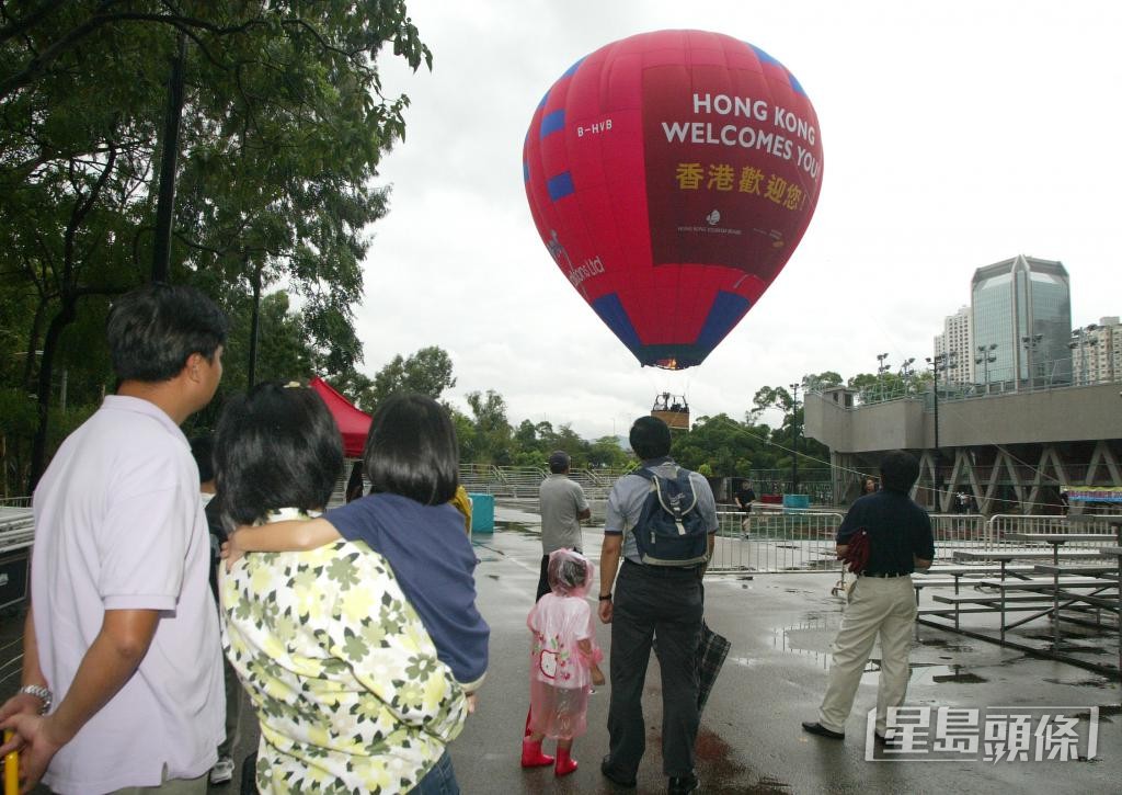 2003年中秋節,旅遊發展局曾於維園舉辦慈善熱氣球活動。 2003年中秋節,旅遊發展局曾於維園舉辦慈善熱氣球活動。