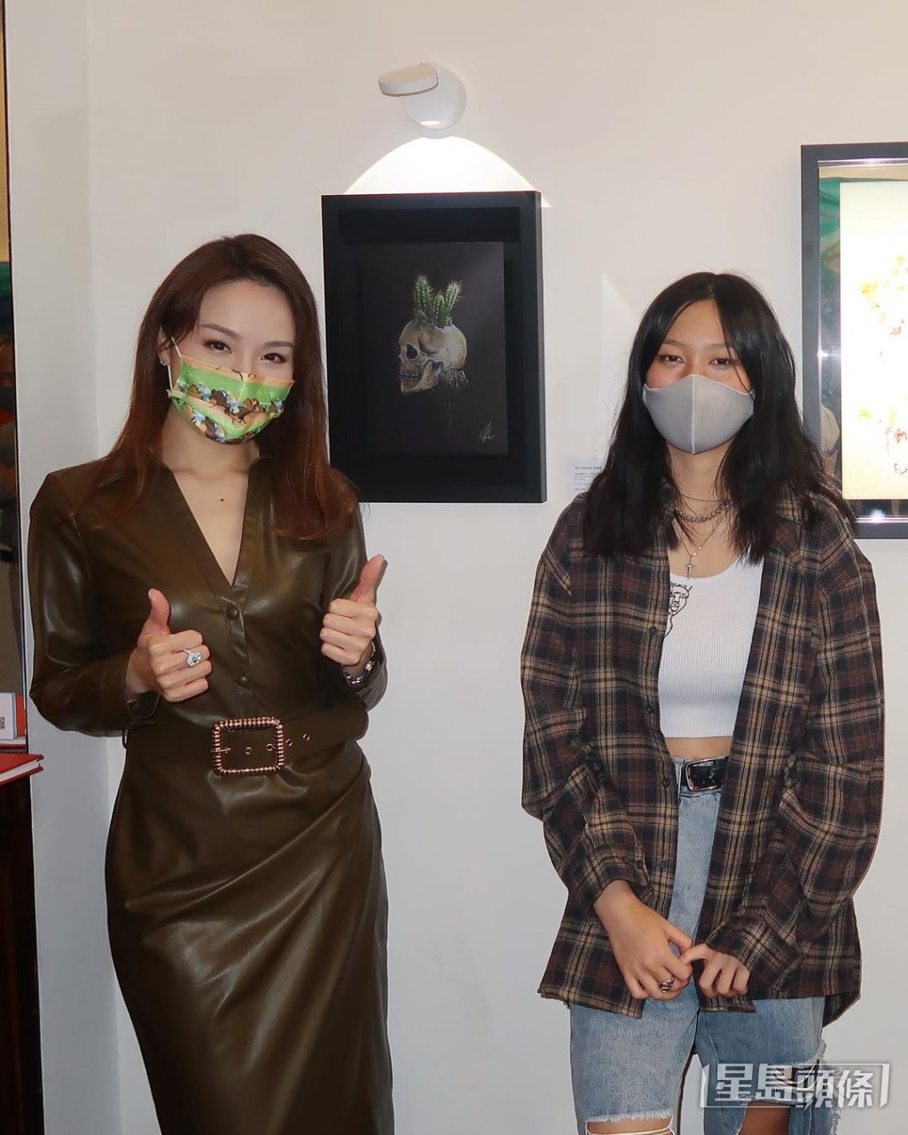 有內地媒體報道指,相中穿格仔恤衫戴口罩的女子(右)是張學友女兒張瑤萱。 有內地媒體報道指,相中穿格仔恤衫戴口罩的女子(右)是張學友女兒張瑤萱。