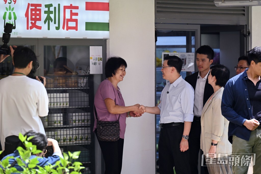 李家超到訪彩興路簡約公屋設有的便利商店和自助洗衣店等設施。劉駿軒攝 李家超到訪彩興路簡約公屋設有的便利商店和自助洗衣店等設施。劉駿軒攝