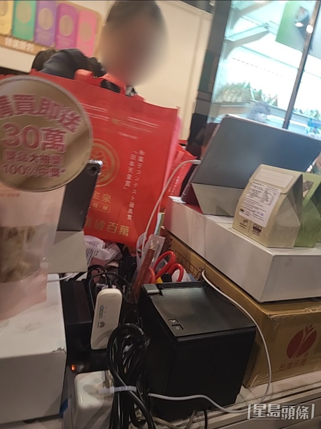 記者在香港零食展取得的環保袋,有「陳允宝泉」的名稱及標誌。 記者在香港零食展取得的環保袋,有「陳允宝泉」的名稱及標誌。
