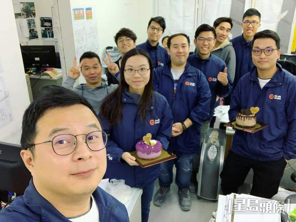 Eva與團隊相處融洽,圖中她捧着生日蛋糕與大夥兒合照。 Eva與團隊相處融洽,圖中她捧着生日蛋糕與大夥兒合照。