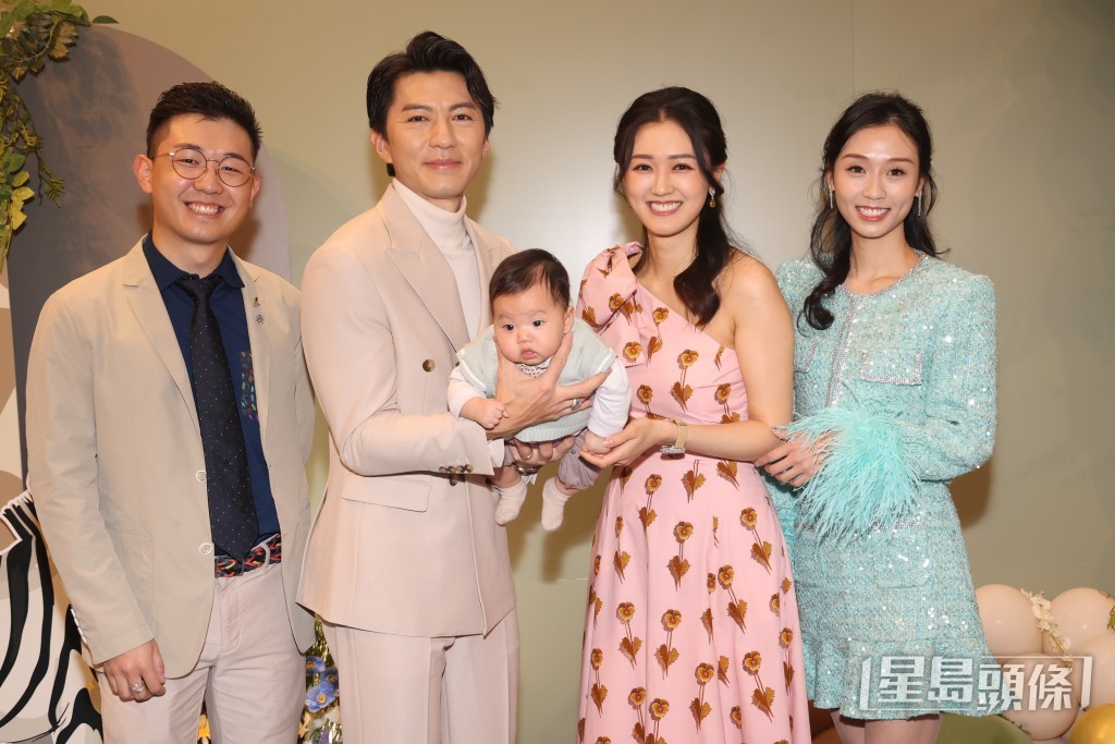袁偉豪和張寶兒帶「袁咕碌」一起現身,「袁咕碌」見到大批傳媒也不怕生,未有哭鬧。 袁偉豪和張寶兒帶「袁咕碌」一起現身,「袁咕碌」見到大批傳媒也不怕生,未有哭鬧。