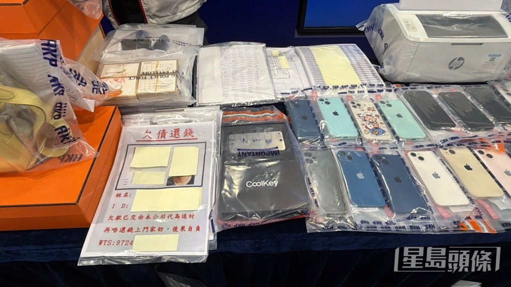 警方展示檢獲的證物,包括追債信。劉漢權攝 警方展示檢獲的證物,包括追債信。劉漢權攝
