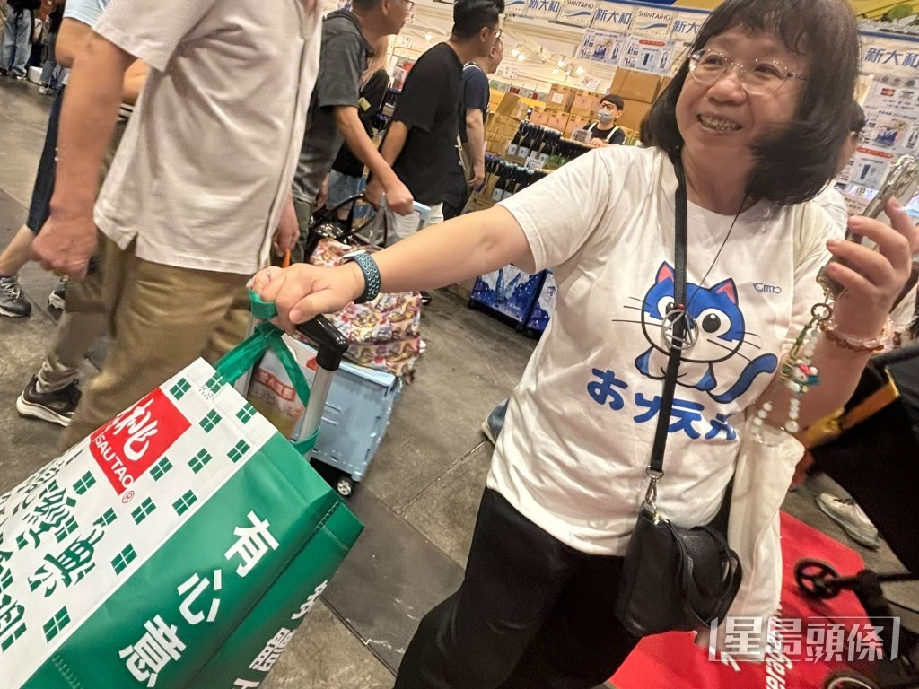 李女士認為長者免費入場具吸引力,但場內商品集中且優惠力度吸引才是主因。張頌恩攝 李女士認為長者免費入場具吸引力,但場內商品集中且優惠力度吸引才是主因。張頌恩攝
