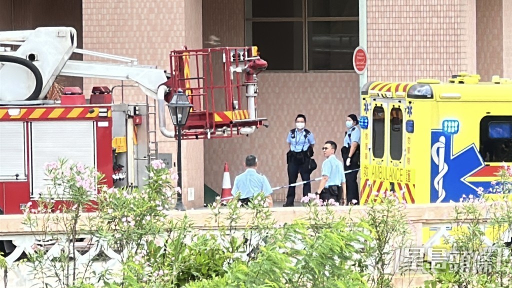 屍體由綠色帳篷遮蓋,警員在場調查。劉漢權攝 屍體由綠色帳篷遮蓋,警員在場調查。劉漢權攝