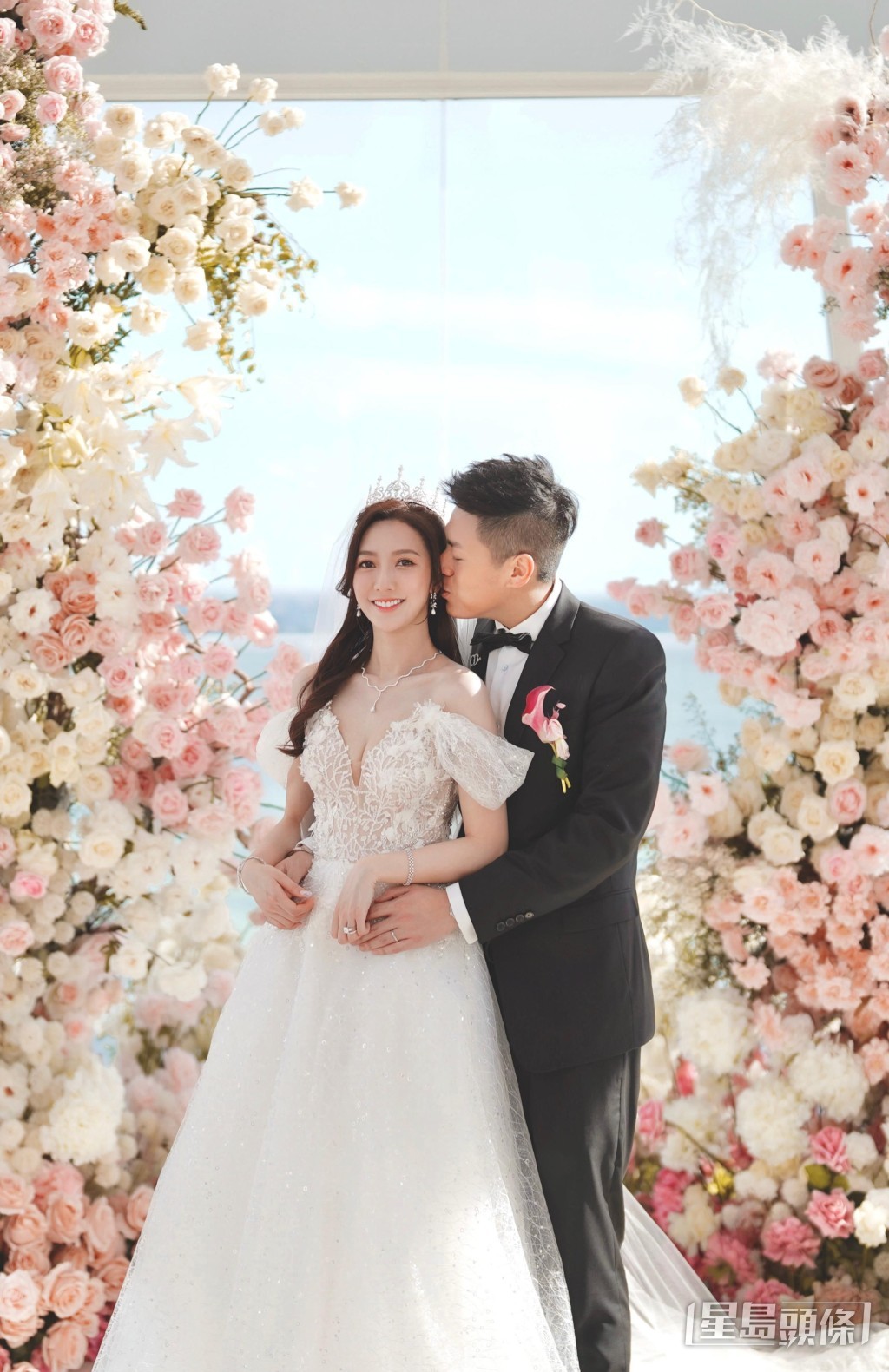 年尾圈中喜事頻頻,何依婷也趕及做林太。 年尾圈中喜事頻頻,何依婷也趕及做林太。