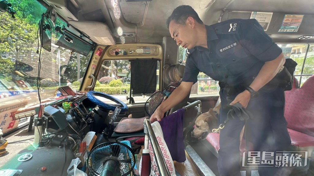 緝毒犬搜索車廂。劉漢權攝 緝毒犬搜索車廂。劉漢權攝