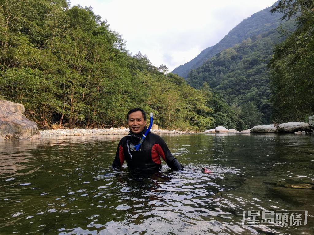 陈辈乐穿上潜水衣,在四川唐家河保护区的河中考察鱼类。 陈辈乐穿上潜水衣,在四川唐家河保护区的河中考察鱼类。