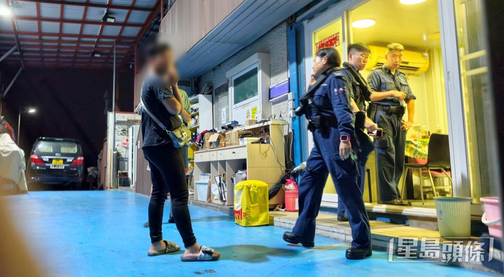 警員在船廠調查蒐證。 警員在船廠調查蒐證。