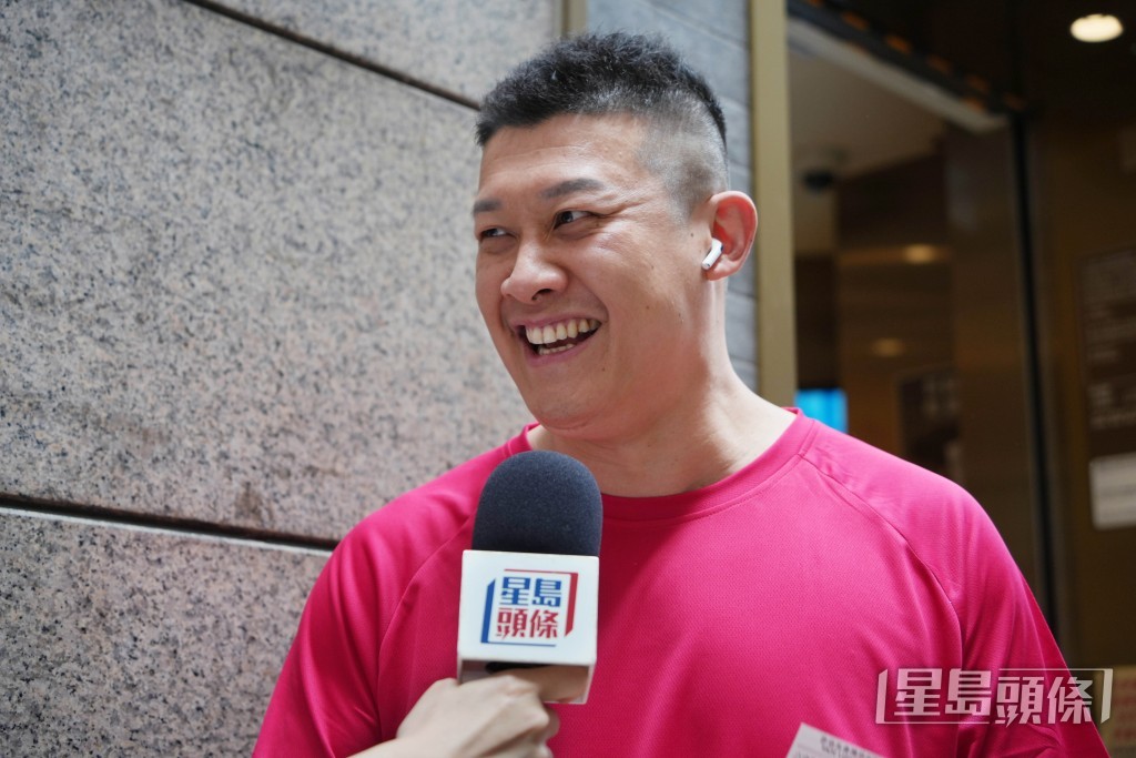 阿Joe今日特意「着得紅噹噹」。