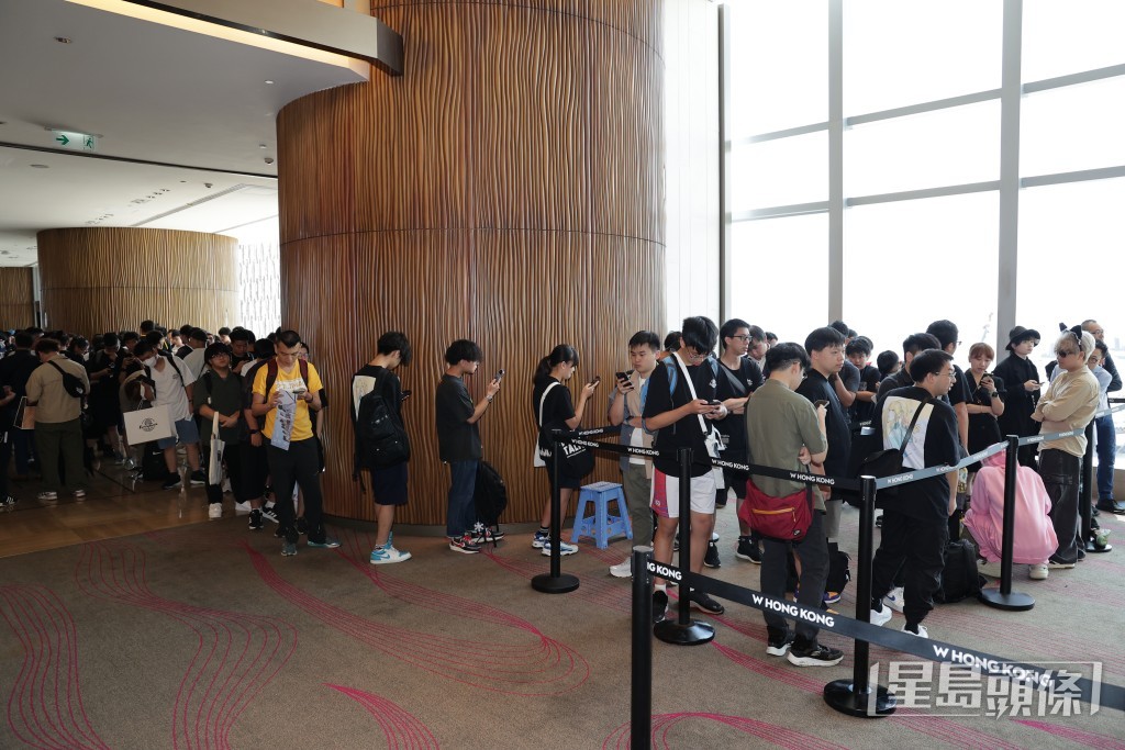 大批fans有秩序地排隊入場。
