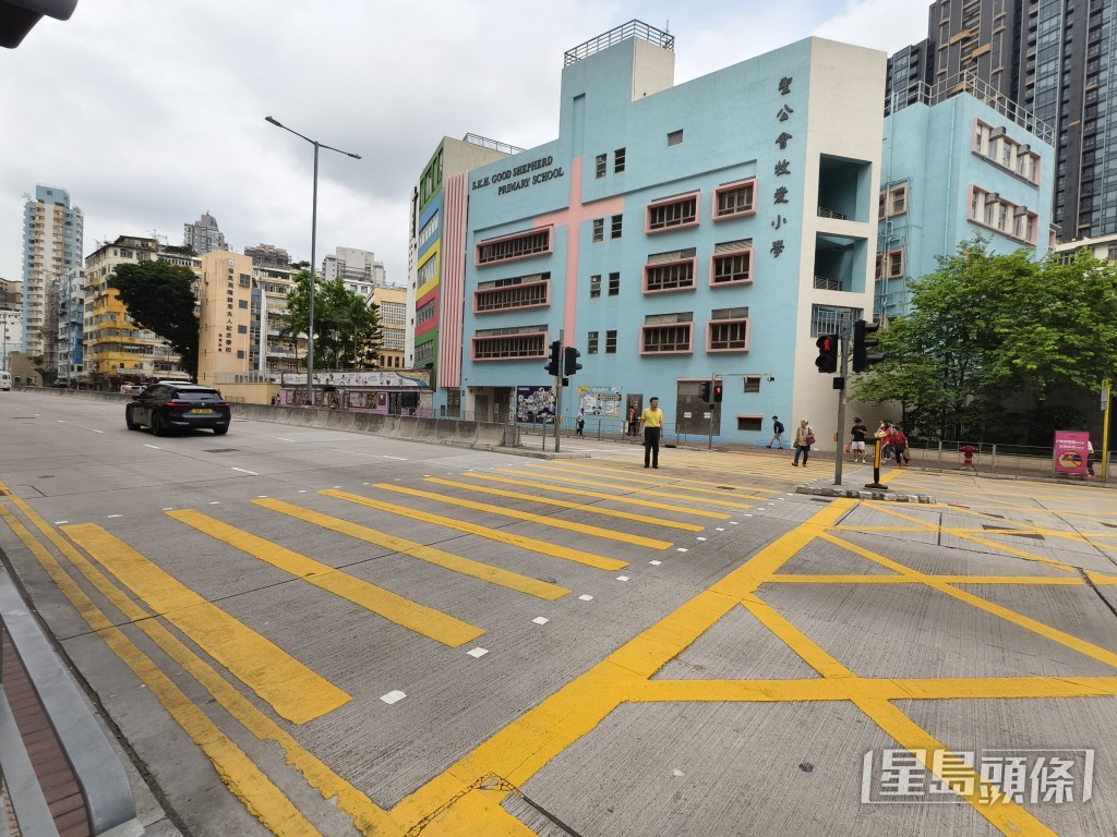 的士在交通燈過路處撞倒過路坐輪椅男子。徐裕民攝