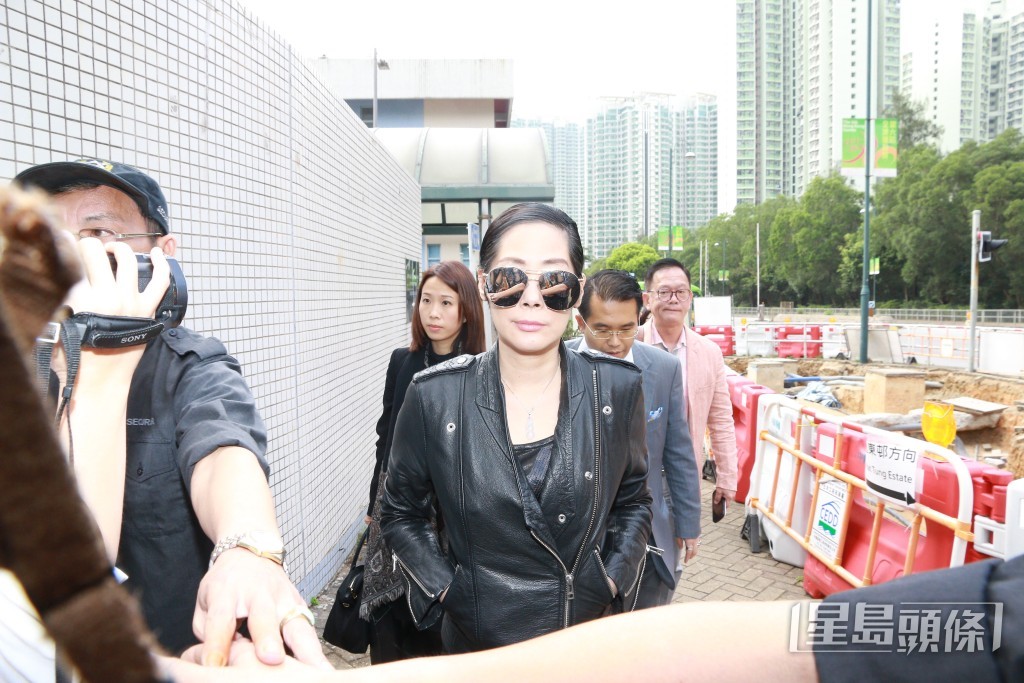 關淑怡被落案控刑事恐嚇及普通襲擊並獲保釋候查，需到警署報到，疑似律師及保安的護送下前往警署。