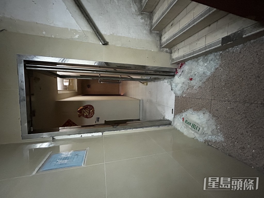 警員登上一樓賓館爆破玻璃門進入調查。