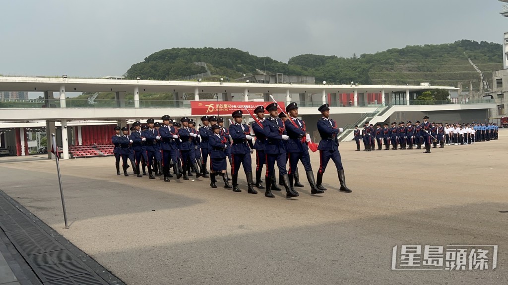 消防处今（28日）早上举行消防及救护青年团大汇操，庆祝国庆75周年，保安局局长邓炳强担任检阅官。林思明摄