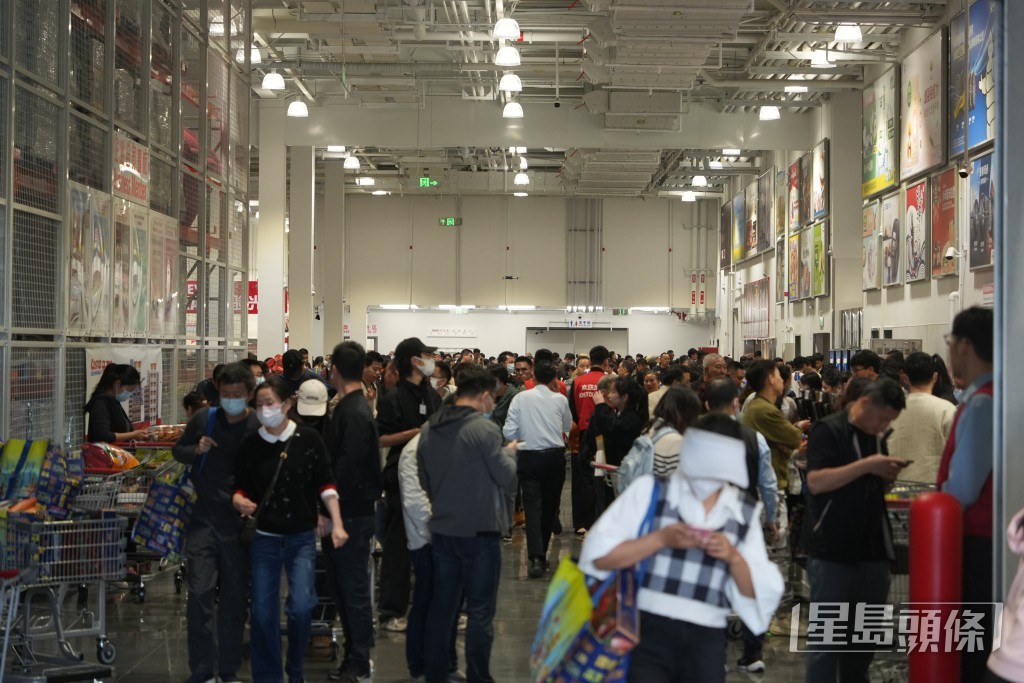 市民收穫豐碩。吳艷玲攝 市民收穫豐碩。吳艷玲攝
