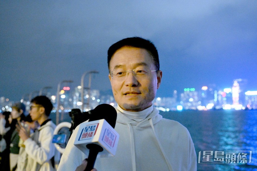 來自深圳的鐘先生一家三口首次到訪香港。 來自深圳的鐘先生一家三口首次到訪香港。