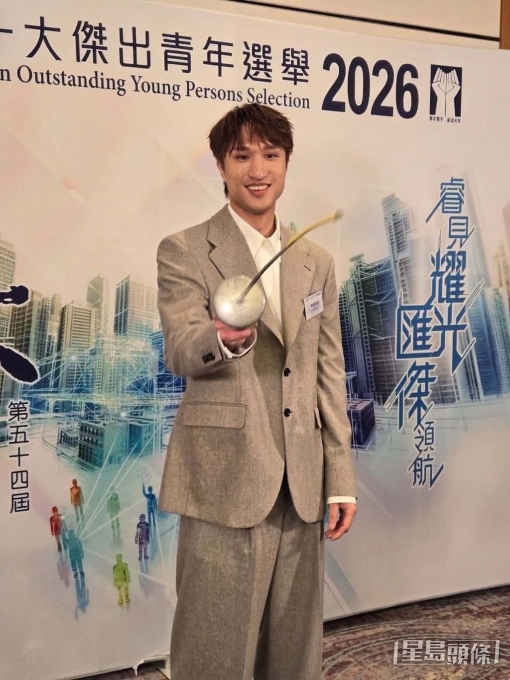 早年亦曾在中學師兄支持下曾面試傑青，但未夠好而落選。