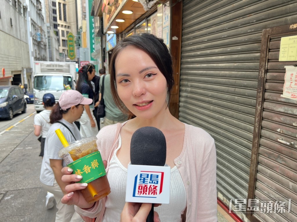 居港台灣人李小姐是該店的回頭客，大讚燒鵝「製作香、油脂豐富」。