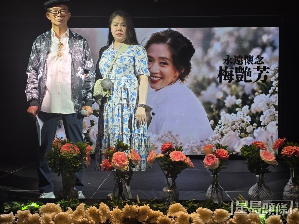 現場以99枝花布置,背景則是梅姐在花海中微笑的相片,有歌迷及工作人員共34人出席。 現場以99枝花布置,背景則是梅姐在花海中微笑的相片,有歌迷及工作人員共34人出席。