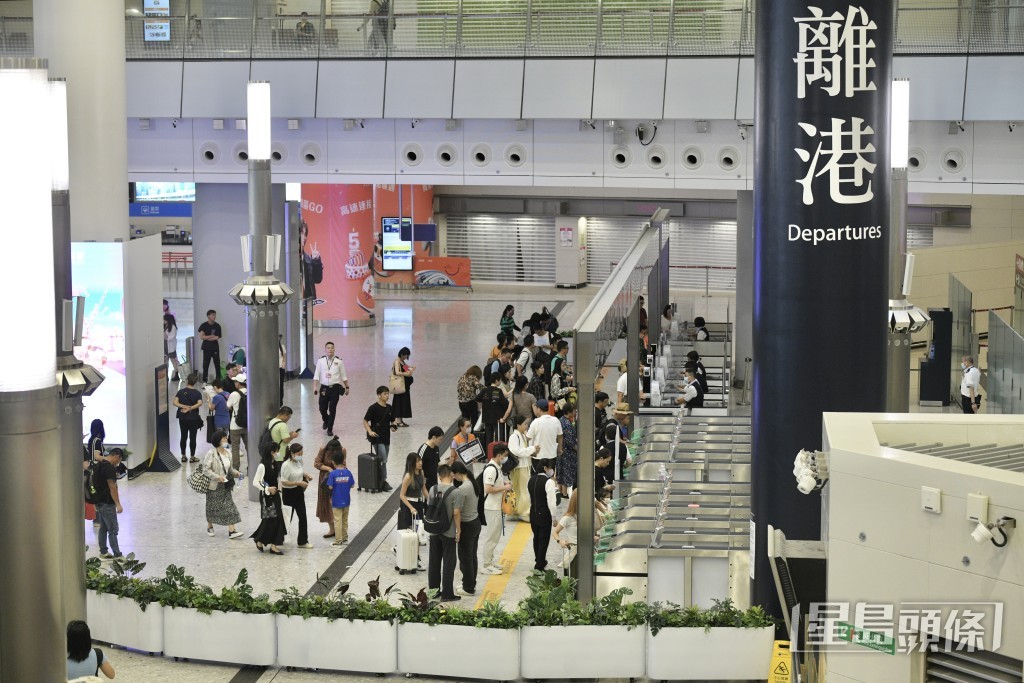 根據鐵路部門預計,此次中秋國慶節假日期間,日均、高峰日總體客流量都將超過「五一」和暑運水平。陳浩元攝 根據鐵路部門預計,此次中秋國慶節假日期間,日均、高峰日總體客流量都將超過「五一」和暑運水平。陳浩元攝