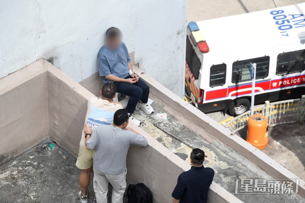 事主左邊衫及左腳波鞋有血迹。 事主左邊衫及左腳波鞋有血迹。