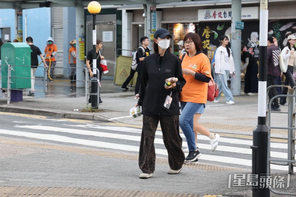 梁靖琪被問到鐘麗淇情況如何，她雙手合十示意未多作回應。