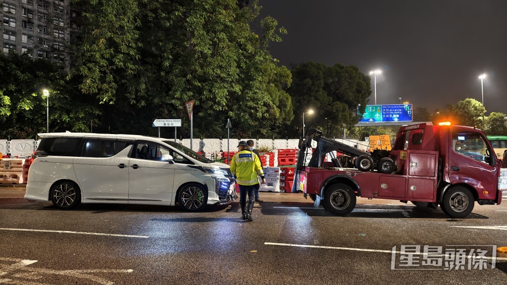 涉案两地牌七人车其后被拖走。 涉案两地牌七人车其后被拖走。