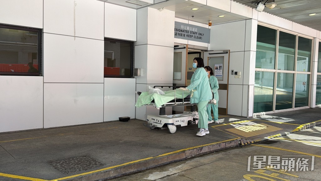 死者遗体移往殓房待验。梁国峰摄 死者遗体移往殓房待验。梁国峰摄