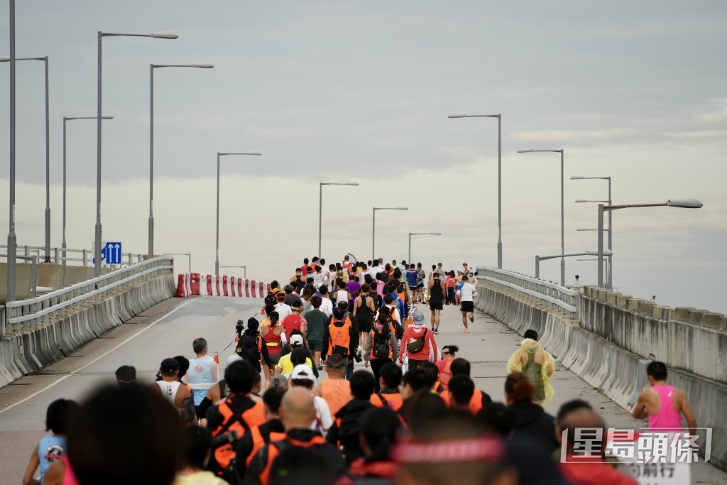 首届港珠澳大桥香港段半马拉松今早（11月19日）举行。（苏正谦摄）