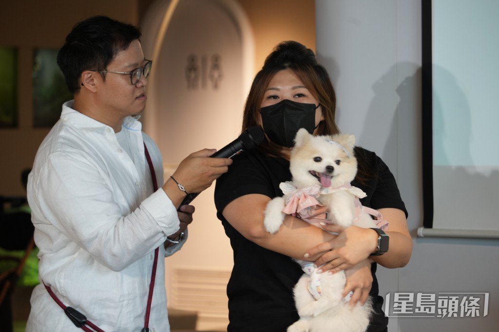 狗主Iris憶述手術成功當晚見到愛犬時,不禁激動落淚。吳艷玲攝 狗主Iris憶述手術成功當晚見到愛犬時,不禁激動落淚。吳艷玲攝