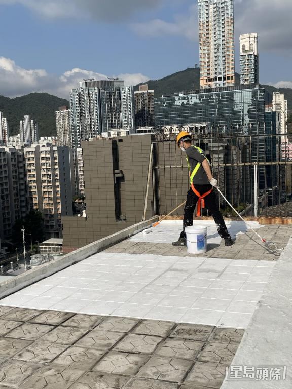 有初創公司為基層天台戶的外牆髹上防熱塗層。 受訪者提供