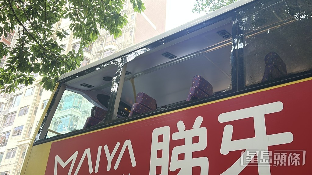 城巴上層兩塊玻璃窗遭撞爛。劉漢權攝
