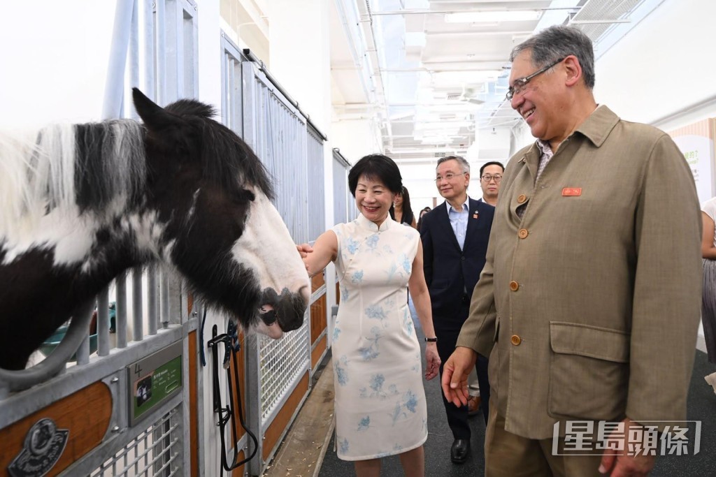 文體旅局常任秘書長沈鳳君（左）、馬會副主席黃嘉純（右）參觀馬房。