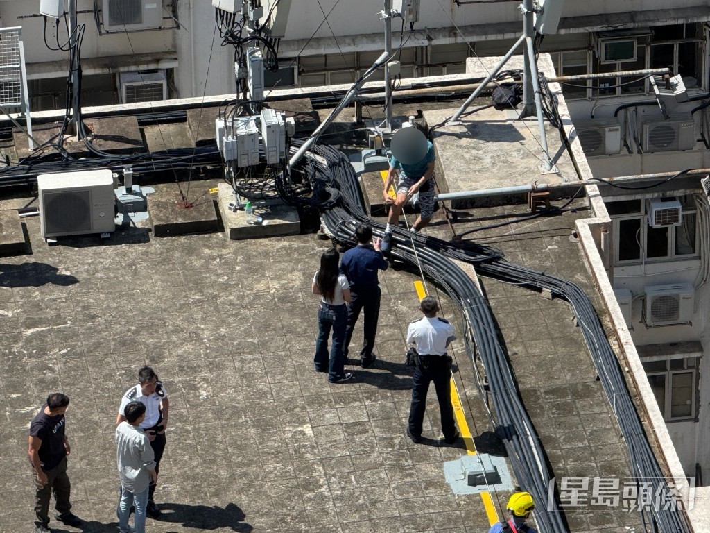  企跳男與警方對峙。  ​