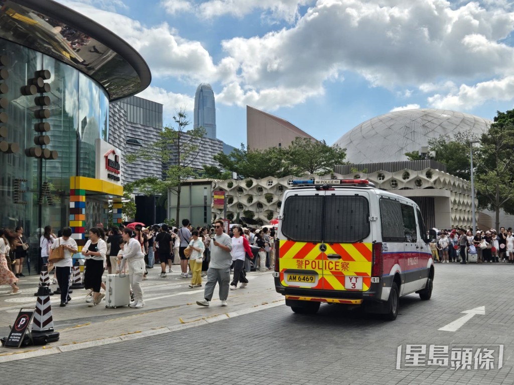 出動警方維持秩序。 出動警方維持秩序。