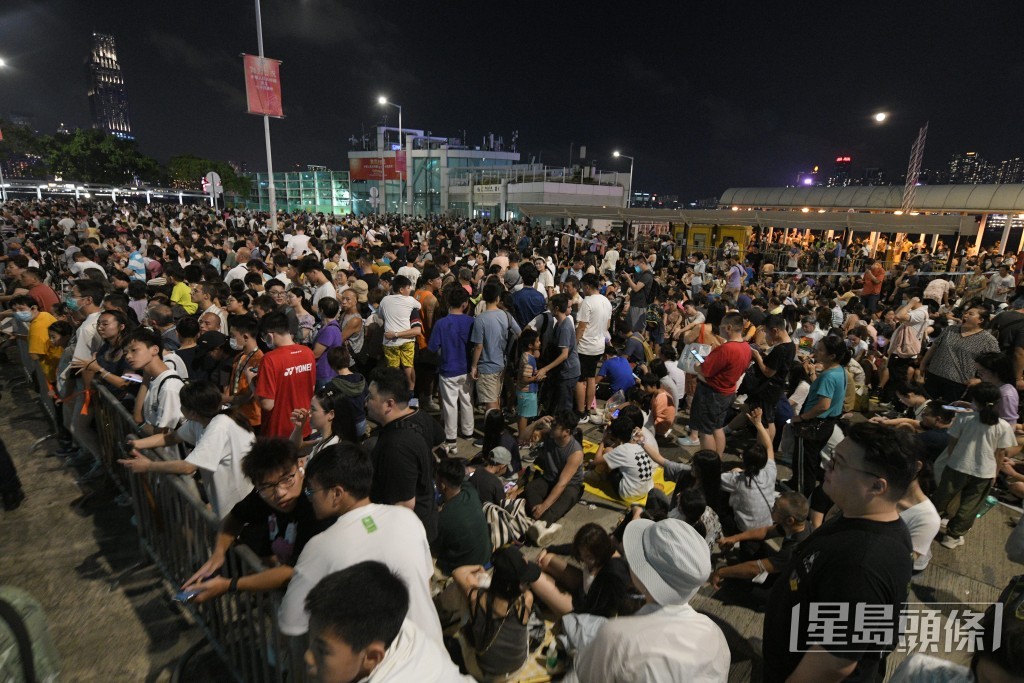 金紫荊廣場擠滿觀看國慶煙花匯演的市民。陳浩元攝