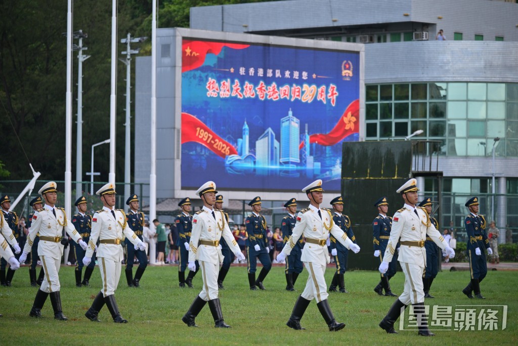 軍樂隊列表演與槍械儀仗表演。 軍樂隊列表演與槍械儀仗表演。
