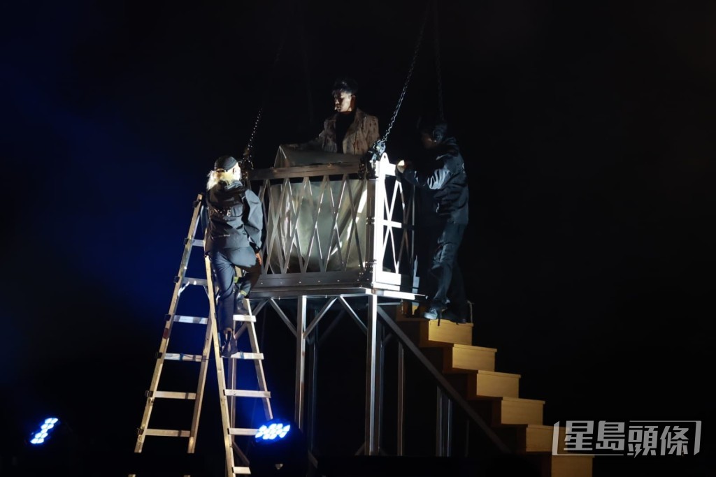另一高危魔術「極限逃脫」。