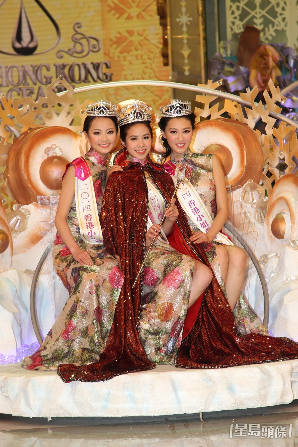 2014年港姐冠军邵珮诗（中）、亚军王卓淇（左）、季军何艳娟。