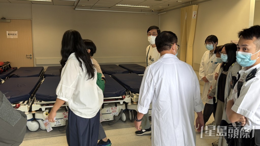 死者家屬到醫院認屍。梁國峰攝 死者家屬到醫院認屍。梁國峰攝