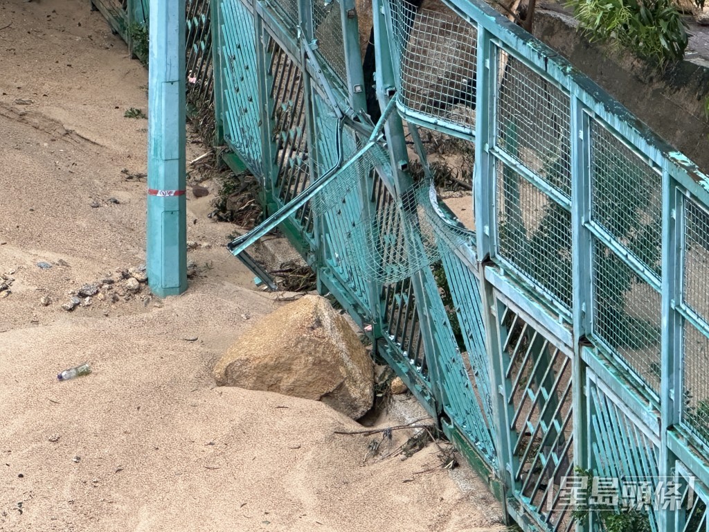 鐵絲網亦被沖毀。梁國峰攝